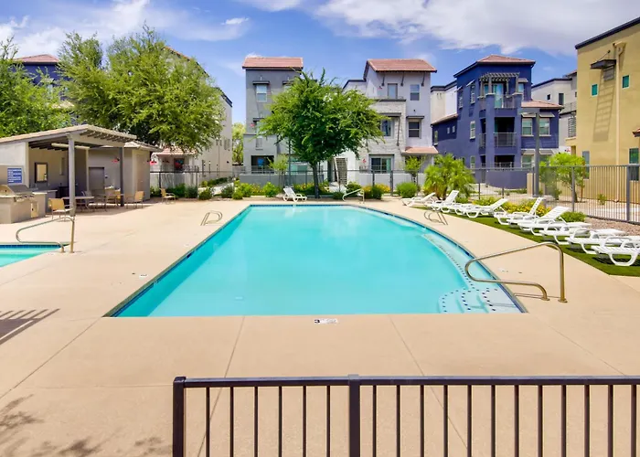 Сasa de vacaciones 1 Mi To Intel Campus! Townhome W/ Pools *