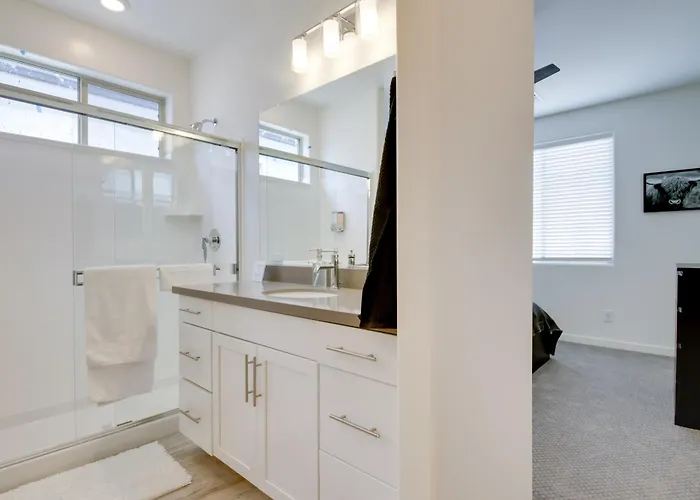 1 Mi To Intel Campus! Townhome W/ Pools *