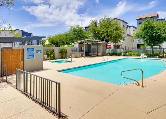 Сasa de vacaciones 1 Mi To Intel Campus! Townhome W/ Pools *
